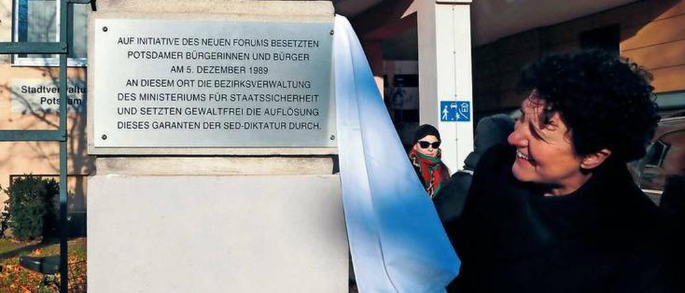 Die Tafel gedenkt der Besetzung der Stasi-Zentrale vor 30 Jahren. 