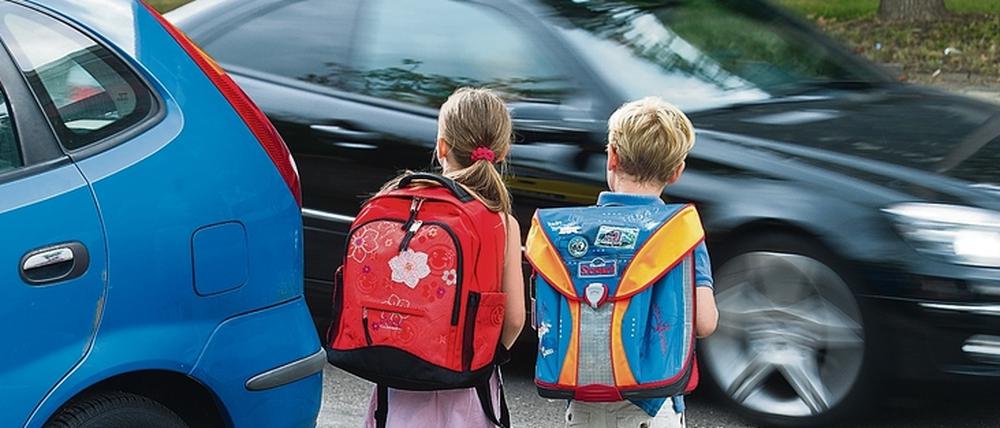 Unfallrisiko am Schultor. Wegen parkender, wendender und fahrender Autos von Eltern direkt vor den Schulen geraten Schüler oftmals in Gefahr.