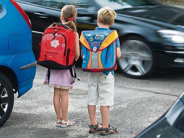 Unfallrisiko am Schultor. Wegen parkender, wendender und fahrender Autos von Eltern direkt vor den Schulen geraten Schüler oftmals in Gefahr.