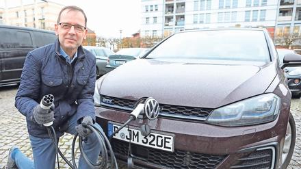 Eine Ladestation in Wohnortnähe für seinen Hybrid-Wagen sucht Jan Michalke vergebens. 