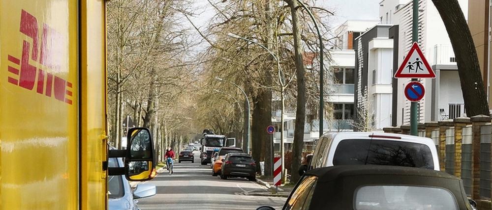 Die Stahnsdorfer Straße ist ohnehin nicht sehr breit, ruhender Verkehr auf beiden Seiten erschwert das Durchkommen zusätzlich. 