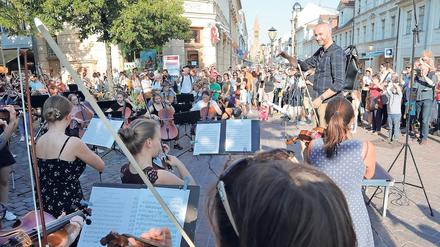 Im letzten Jahr warb die Kammerakademie Potsdam mit einem Spontanauftritt auf der Brandenburger Straße für den Saisonauftakt. Jetzt stehen die Musiker ohne Aufträge da.