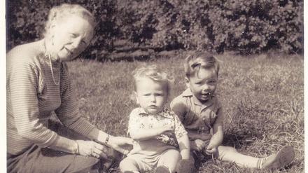 Anni von Gottberg mit ihren Enkeln, das Foto stammt von 1956. An sie erinnert unter anderem eine Gedenktafel in der Weinbergstraße. 