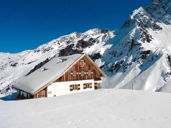 Winterpanorama mit der Potsdamer Hütte. 