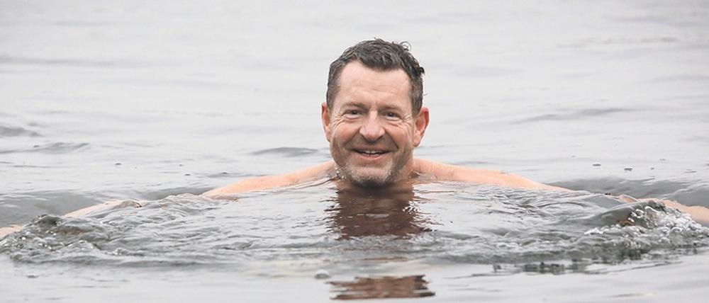 Kai Diekmann badet im kalten Jungfernsee in Potsdam.