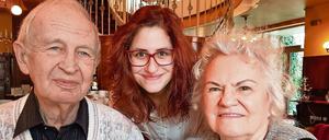 Anne Rehfeld mit ihren Großeltern Eva und Günther Herrmann, aufgenommen im Wiener Café in Potsdam anlässlich des 83. Geburtstages ihres Opas.