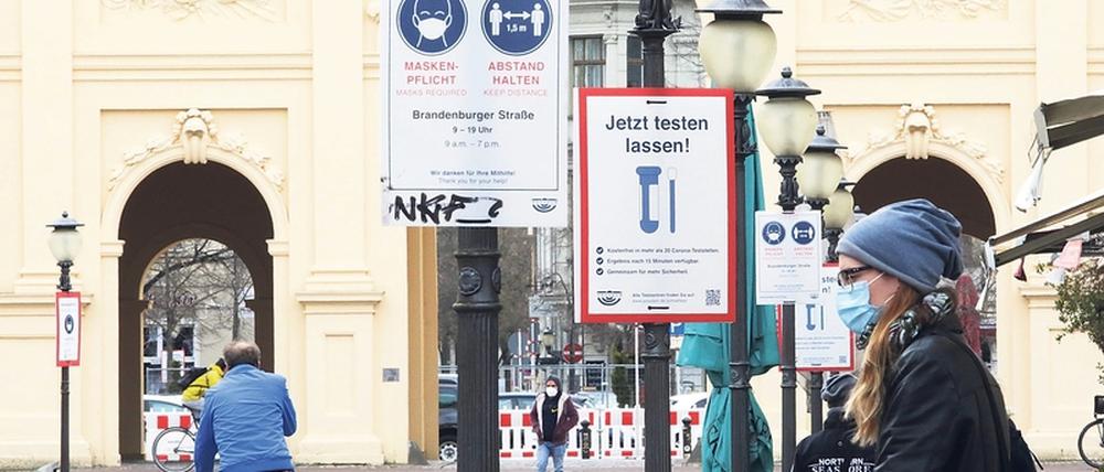 Die Stadt Potsdam wirbt unter anderem in der Brandenburger Straße dafür, sich regelmäßig auf Corona testen zu lassen.