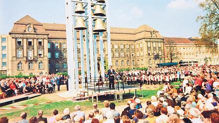 Potsdams damaliger Oberbürgermeister Horst Gramlich (SPD) bei der Aufstellung des Glockenspiels 1991.