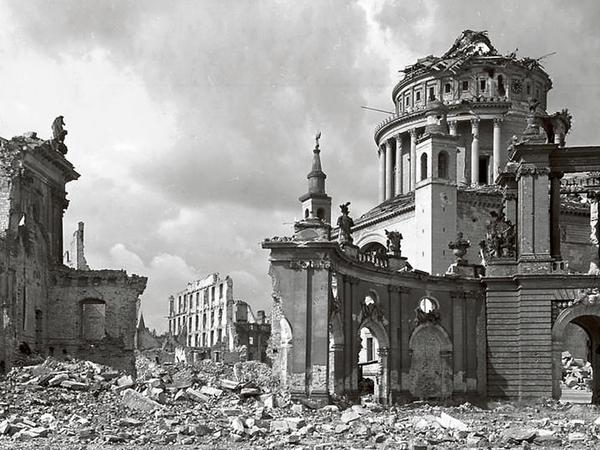 Nur noch Ruinen. Nach dem Krieg machte Max Baur diese Aufnahme der zerstörten Nikolaikirche am Alten Markt.