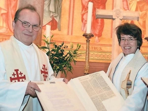 2008 feierte Wolfgang Hering in der Nikolaikirche mit seiner Nachfolgerin und damaligen Pfarrerin Susanne Weichenhan den 25. Geburtstag der Gemeinde. 