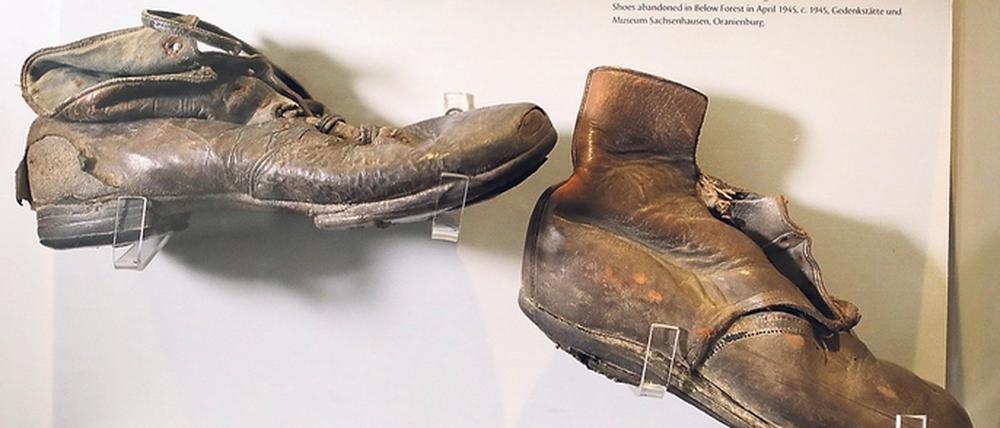 Viele der Exponate sind Alltagsgegenstände, wie diese im April 1945 im Belower Wald bei Wittstock/Dosse zurückgelassenen Schuhe.
