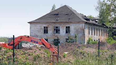 Abriss. An der ehemaligen Kaserne in Krampnitz arbeiten die Bagger.