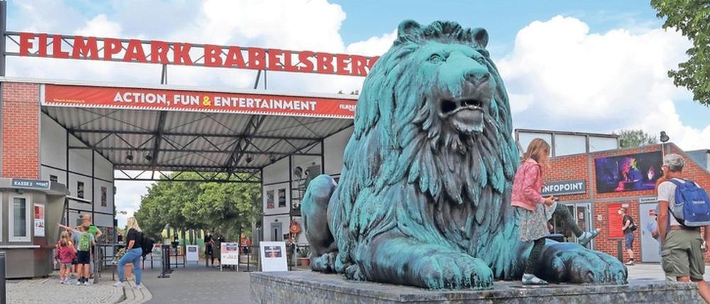 Mit Potsdam-Besuchern erkunden Ursula und Rainer Sperl die Geschichte der Babelsberger Studios im Filmpark.