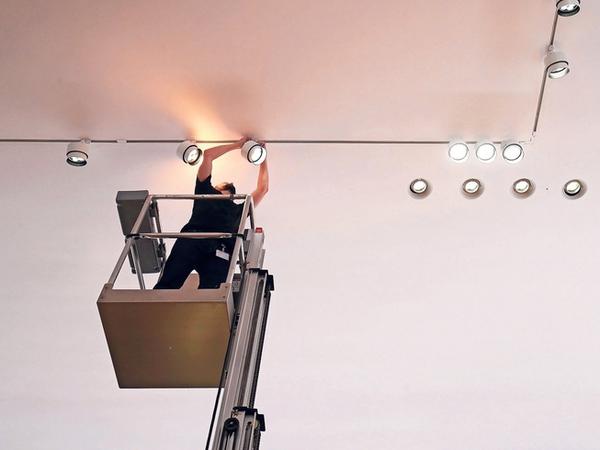 Vieles läuft digital ab bei der Arbeit von Lichtplanern – ein wichtiger analoger Helfer ist „Genie“, ein Steiger, um die sieben Meter hohen Decken zu erreichen.