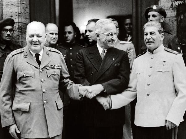 Das Foto des zweifachen Händedrucks von US-Präsident Harry S. Truman (Mitte) mit dem britischen Premier Winston Churchill (l.) und Josef Stalin (r.) vor der Villa Urbig ist das Symbolbild für die Potsdamer Konferenz. 