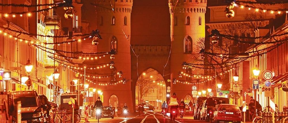Hell und dunkel. Blick auf die festlich geschmückte Friedrich-Ebert-Straße und das Nauener Tor. 