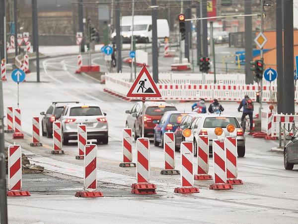 Entspannung in Sicht. Autofahrer:innen in Potsdam können auf weniger Staustress hoffen. Die größte Baustelle der Landeshauptstadt, das Leipziger Dreieck, soll planmäßig 2022 fertig werden.