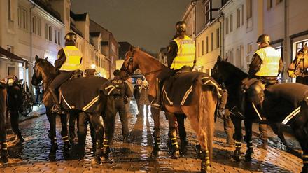 Ausgebremst. Teilnehmer eines nicht genehmigten „Lichterspaziergangs“ wurden von Polizeibeamten, teils zu Pferde, eingekesselt.
