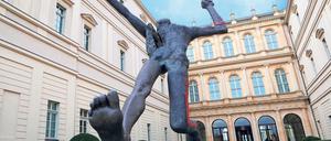 Jahrhundertschritt. Wolfgang Mattheuers Skulptur im Barberini-Hof.