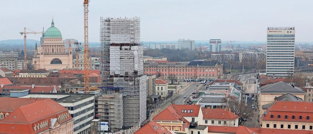 Unvereinbar? Der Wiederaufbau des Turms der Garnisonkirche (vorne links) ist umstritten. Aber auch ein Erhalt des Rechenzentrums (daneben) ist für manche ein rotes Tuch.