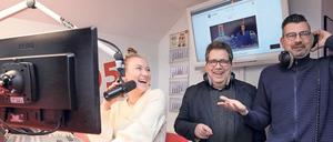 Euphorisch. Das Programmteam im Studio von BHeins um Andreas Müller (r.), Radiochef Hartmut Behrenwald und Volontärin Karolina Kolodziey (v.r.) ist in bester Stimmung.
