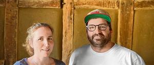 Sebastian Frenkel mit Christina, deren Haus bei der Flut im Sommer 2021 schwer beschädigt wurde. 