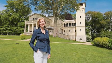 Marianne Ludes im Park der von ihr und ihrem Mann nach historischem Vorbild neu errichteten Villa Jacobs. 