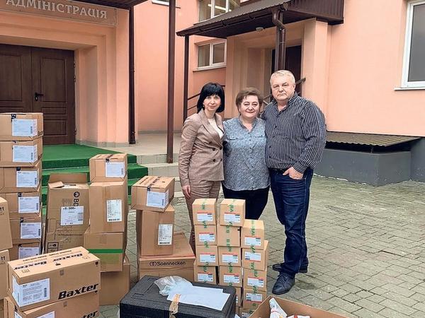 Pflegeschuldirektorin Leslia Vovk (M.) aus Lwiw mit Hilfsgütern, die das kommunale Klinikum „Ernst von Bergmann“ in die Ukraine hat bringen lassen. 