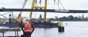 Zwischen 62 und 70 Tonnen wiegen die Brückenteile, die auf die Pfeiler im Zernsee montiert werden. 