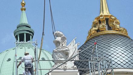 Per Kran wurde die sogenannte Helmflügeltrophäe am Dienstag auf das Fortunaportal des Landtags am Alten Markt gesetzt. 