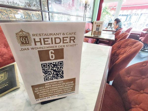 Das Café Heider bittet Gäste am Tisch um die Bestellung per Smartphone.