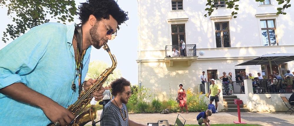 Im Garten der Villa Schöningen spielten am Sonntag die beiden Jazzmusiker Regis Molina (l.) und Victor Veranes.