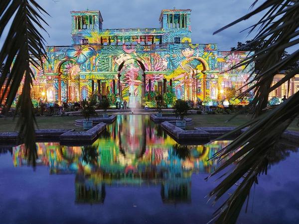 Die Orangerie wurde durch farbenfrohe Videoprojektionen bei Einbruch der Dunkelheit zum gigantischen Herz der 23. Schlössernacht. 