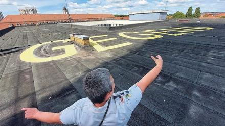 Die Künstlerin Annette Paul führt in ihrer interaktiven Performance „Gegend“ auf das Dach des Rechenzentrums. 