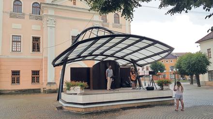 Direkt vor dem Rathaus im slowakischen Kezmarok kann jede:r spontan auf einer öffentlichen Bühne auftreten.