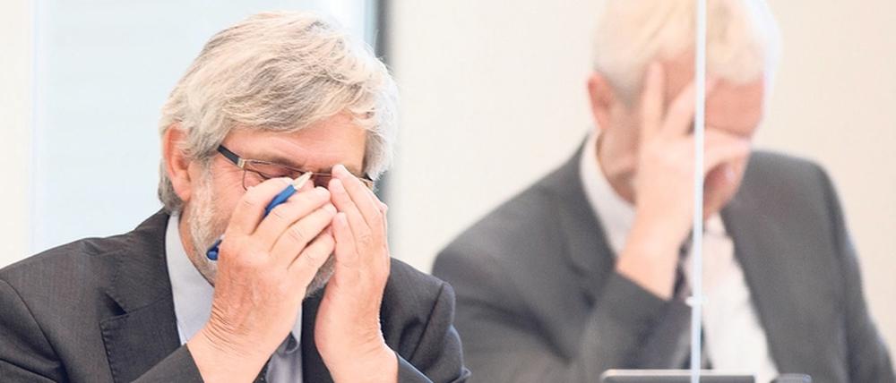 Brandenburgs Umweltminister Axel Vogel (Grüne) schlägt sich beim AFD-Redebeitragdie Hände vors Gesicht.