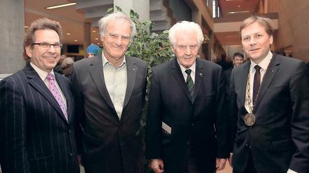Verbunden. Uni-Präsident Günther (r.) mit den Uni-Gründern Rolf Mitzner (M.) und Julius H. Schoeps (2.v.l.).