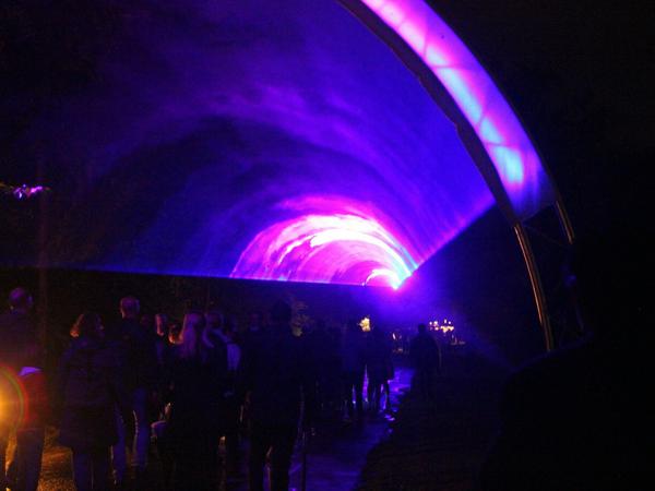 Ein Lasertunnel auf dem Weg zum Schloss Charlottenhof: Die Schlössernacht 2021 bot schöne Bilder