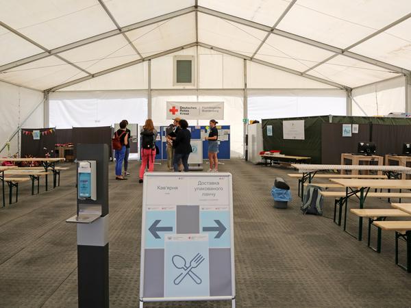 Das Info- und Versorgungszelt für ukrainische Flüchtlinge auf dem Bassinplatz