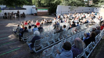 Kutur im Grünen. Potsdams Künstler liefern für den Open-Air-Sommer wie hier auf der Inselbühne das Programm. 