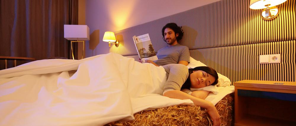 Im Inselhotel können Gäste auf einem Strohlager nächtigen. Dies gilt nicht als "richtiges" Bett und ist daher nicht von der Bettensteuer betroffen, so argumentiert das Hotel.