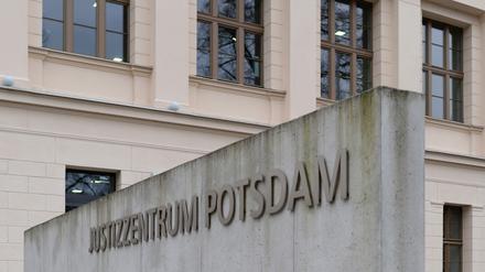 Für den Überfall auf ein Juweliergeschäft in Potsdams Innenstadt droht dem Angeklagten eine Strafe von drei Jahren - mindestens.
