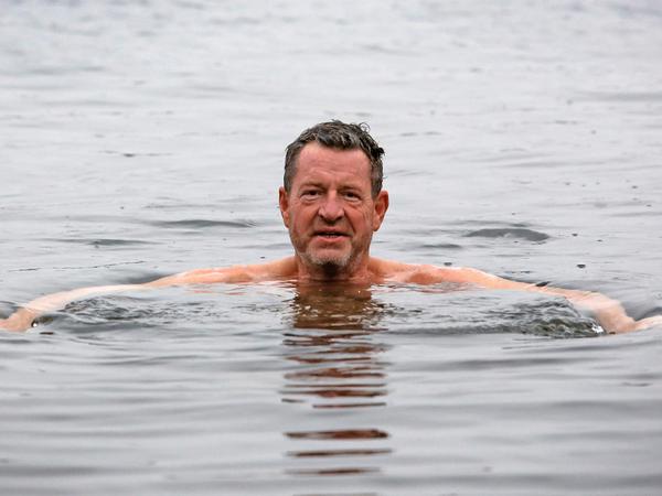 Kai Diekmann nimmt auch bei eisiger Kälte regelmäßig ein Bad im Jungfernsee.