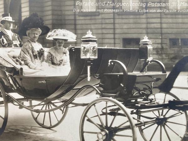 Kaiserin Auguste Victoria mit Prinzessin Viktoria Luise, Abbildung zur Frühjahrsparade am 31. Mai 1911. 