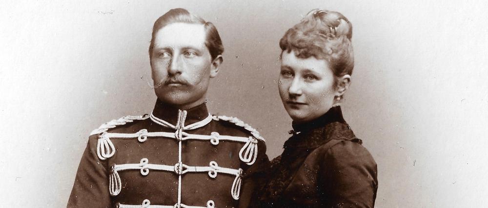 Kaiserin Auguste Victoria mit Kaiser Wilhelm II. und dem ältesten Sohn Friedrich Wilhelm Victor August Ernst.