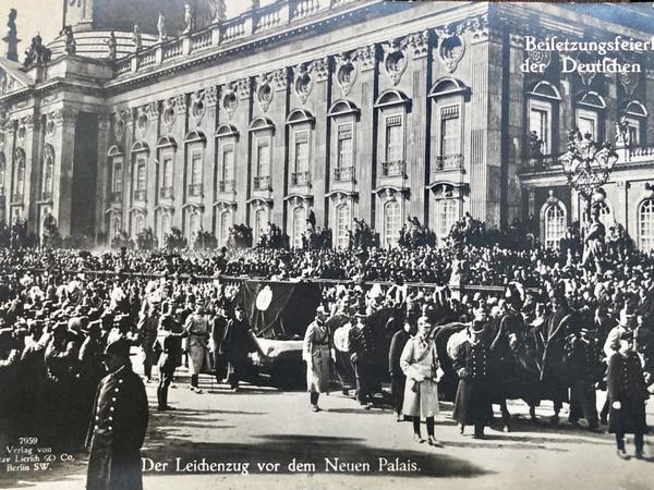 Zur Beisetzung von Kaiserin Auguste Victoria sollen 200.000 Menschen in Potsdam unterwegs gewesen sein. 