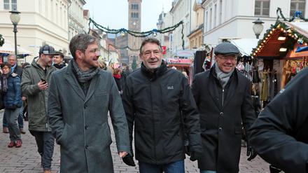 Wettstreit. Die Kontrahenten Mike Schubert (links) und Burkhard Exner (rechts) mit Amtsinhaber Jann Jakobs auf dem Weihnachtsmarkt.