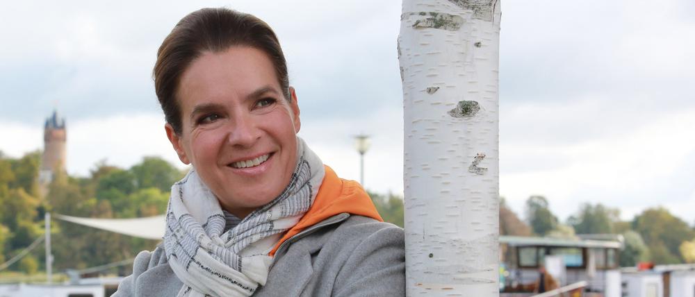 Die zweifache Eiskunstlauf-Olympiasiegerin Katarina Witt eröffnet in Potsdam ihr Sportstudio "Kurvenstar"