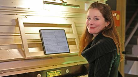 Kirchenmusikerin Eva-Christiane Schäfer an der Orgel der Kirche in Eiche.