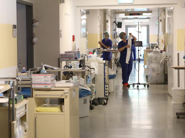 Blick in die Covid-Intensivstation des Bergmann-Klinikums im Frühjahr 2020. 